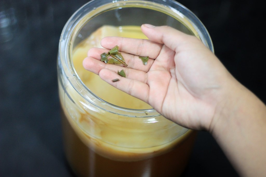 Ada ampas daun teh di dalam toples fermentasi kombucha